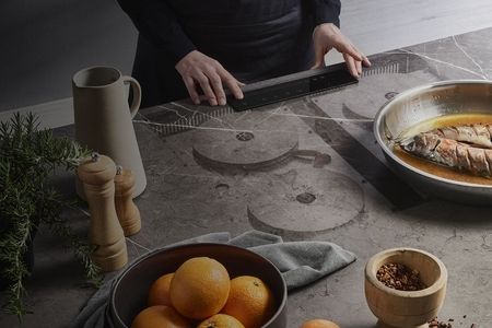 Ein Mann bedient eine Invisacook Herdfläche
