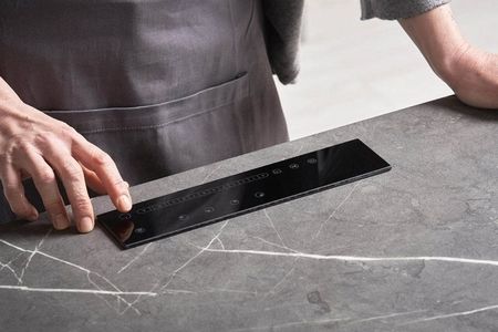 Ein Mann bedient eine Invisacook Herdfläche in der Nahaufnahme