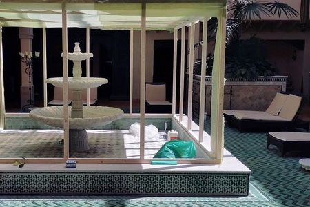 Ein Brunnen in einem Innenhof, überdacht von einem eleganten Baldachin.