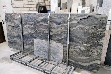 Eine große Marmorplatte wird zur Vorbereitung für den Verkauf bearbeitet.